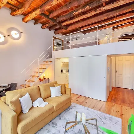 Luxusní stan Loft With Balcony On City's Important Street
